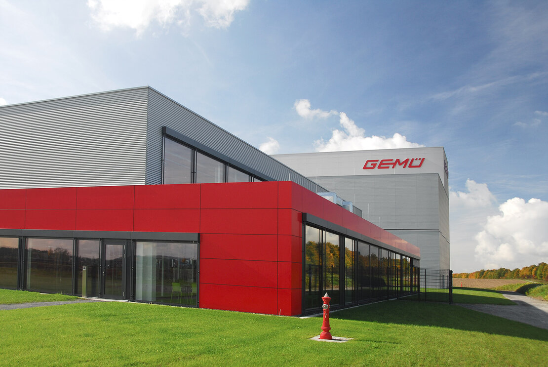 Gesamtansicht der modernen Wellprofilfassade am Produktionszentrum