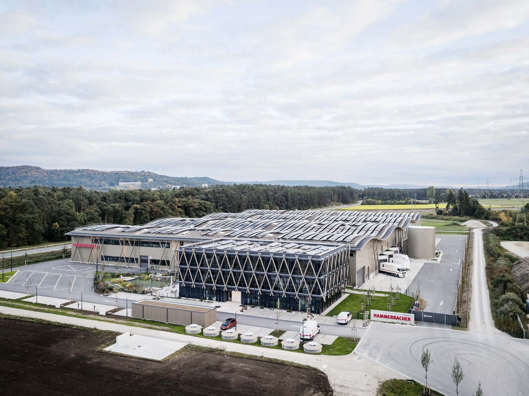 Drohnenaufnahme Logistikzentrum Neumarkt mit Sandwichfassade Typ FV eco in ähnliche RAL 1035 perlbeige und vorgelagertem Bürogebäude