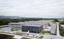 Drohnenaufnahme Logistikzentrum Neumarkt mit Sandwichfassade Typ FV eco in ähnliche RAL 1035 perlbeige und vorgelagertem Bürogebäude