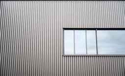 Fassadenausschnitt mit integriertem Fensterband und präziser Ausführung der Metallprofile