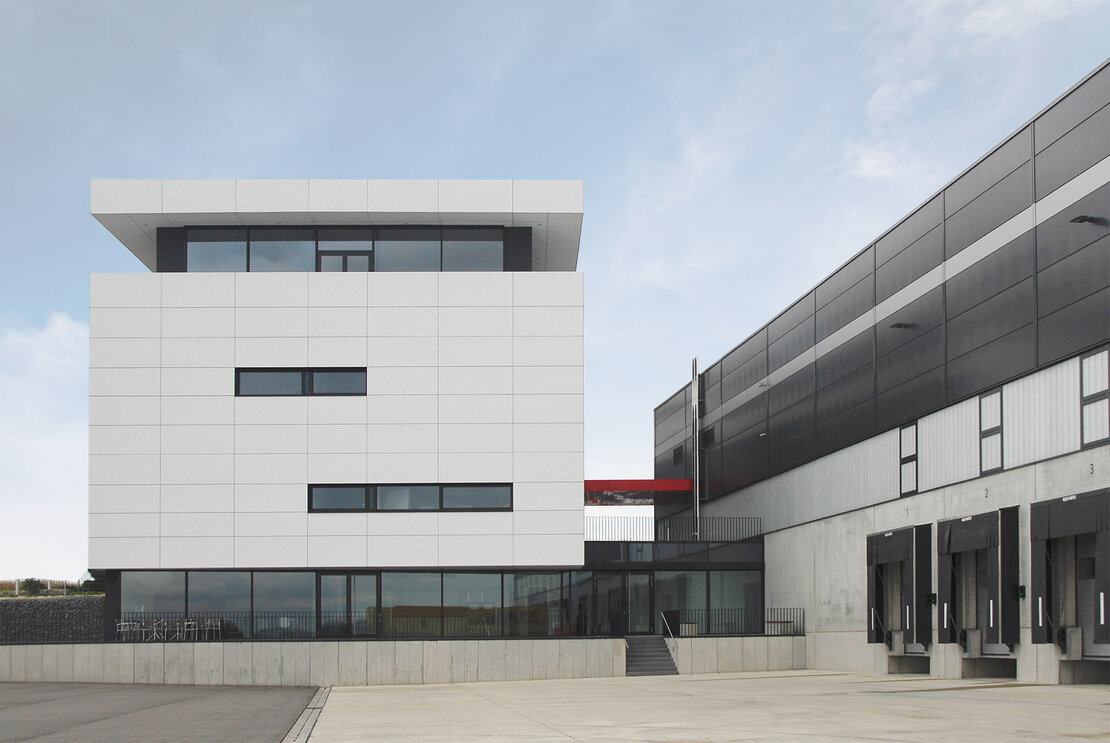 Ladezone des Logistikzentrums Öhringen mit Sandwichfassade und Trapezprofil als Tragschale