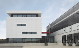 Ladezone des Logistikzentrums Öhringen mit Sandwichfassade und Trapezprofil als Tragschale