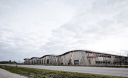 Straßenansicht Hammerbacher Logistikzentrum Neumarkt mit mikrolinierter Sandwichfassade Typ FV eco in Perlbeige und wellenförmigem Dach