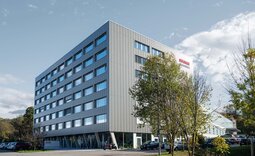 Außenansicht eines Bürogebäudes in Marbach mit Designprofilfassade aus Stahl, Typ PT Design Block 40-745