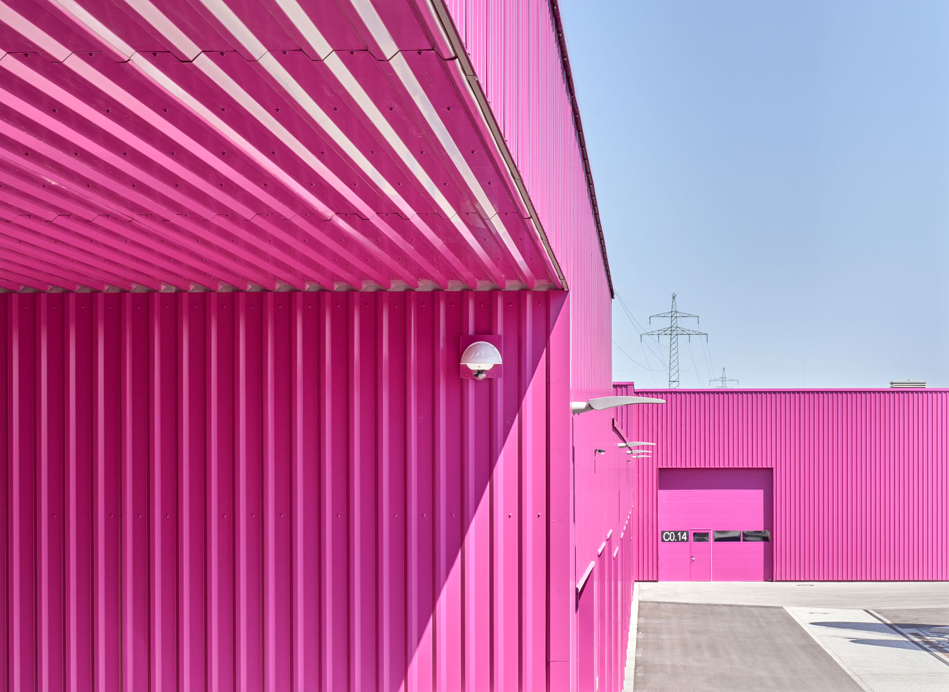 Blick durch eine überdachte Ladezone des Bauhofs mit durchgehendem Trapezprofil auf der Unterseite