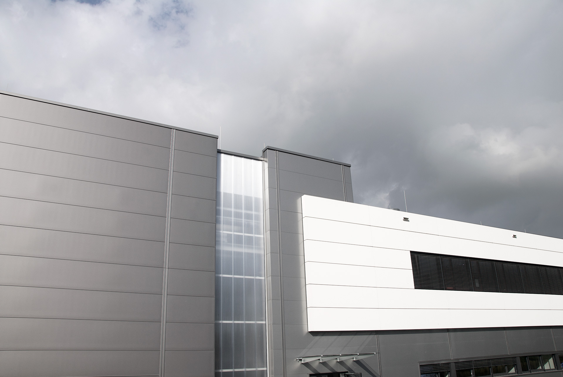 Sandwichfassade mit stranggepresster Aluminium-Lisene der Produktionshalle