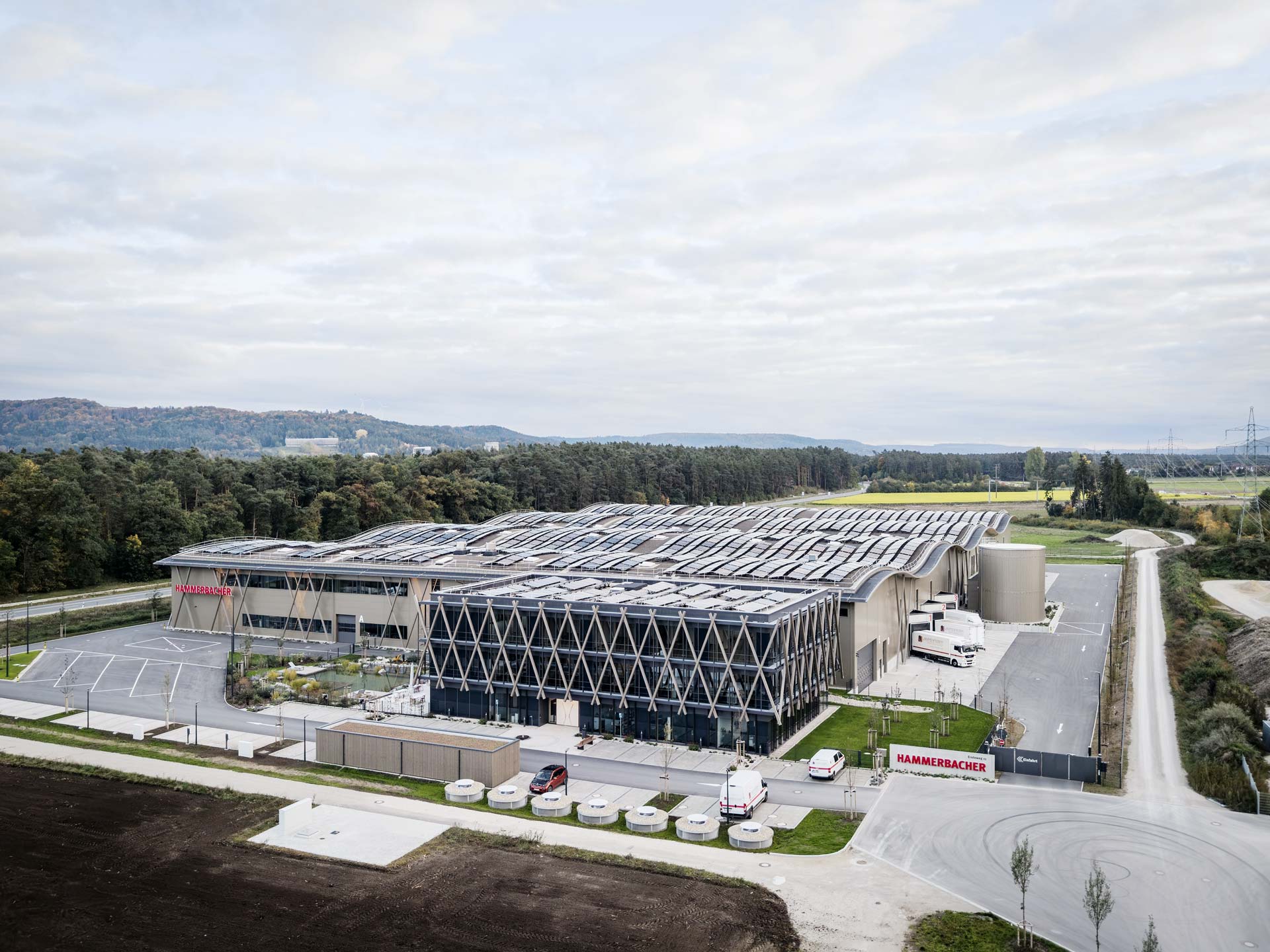 Drohnenaufnahme Logistikzentrum Neumarkt mit Sandwichfassade Typ FV eco in ähnliche RAL 1035 perlbeige und vorgelagertem Bürogebäude