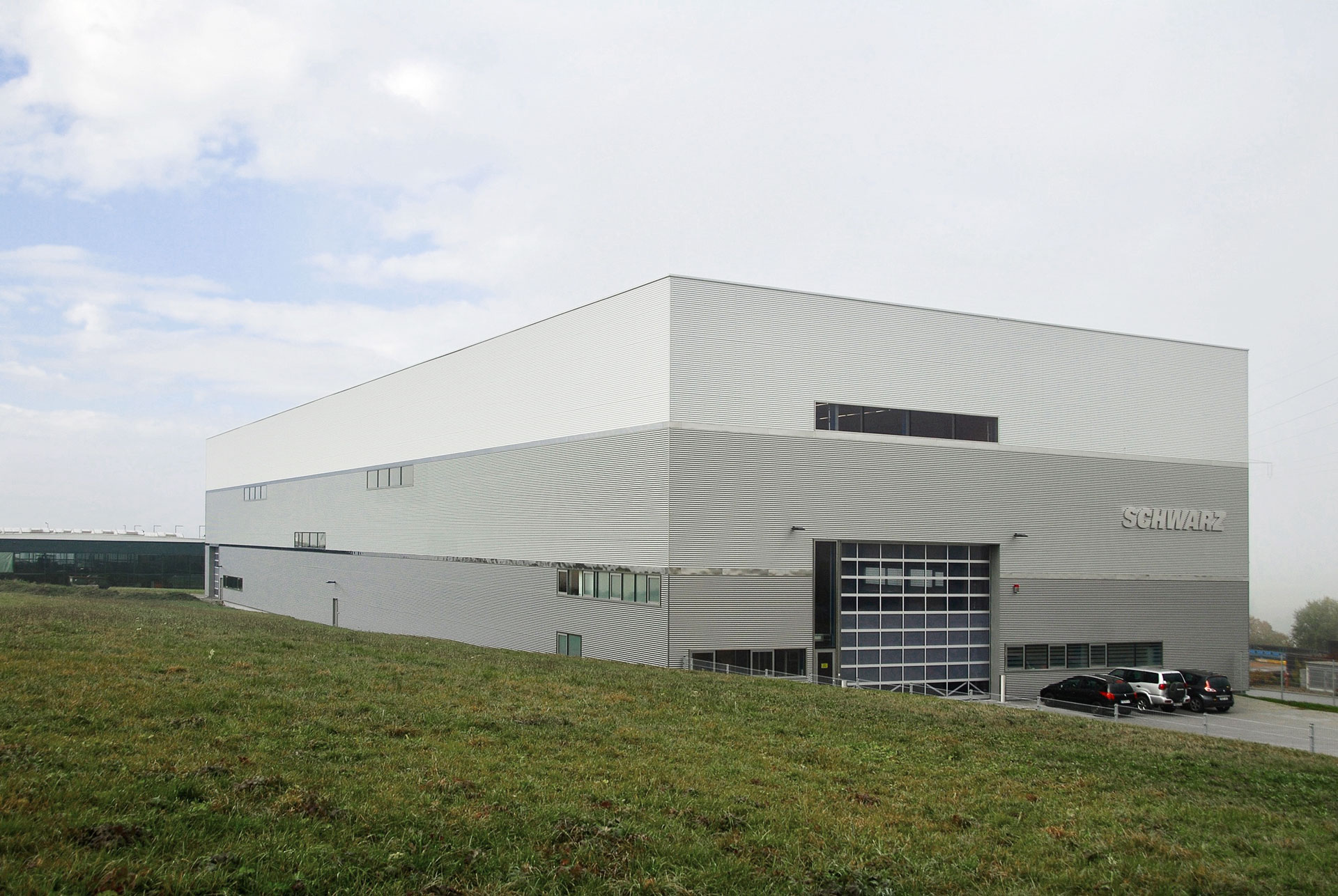 Produktionshalle Dornstetten mit Wellprofilfassade Typ 18-76